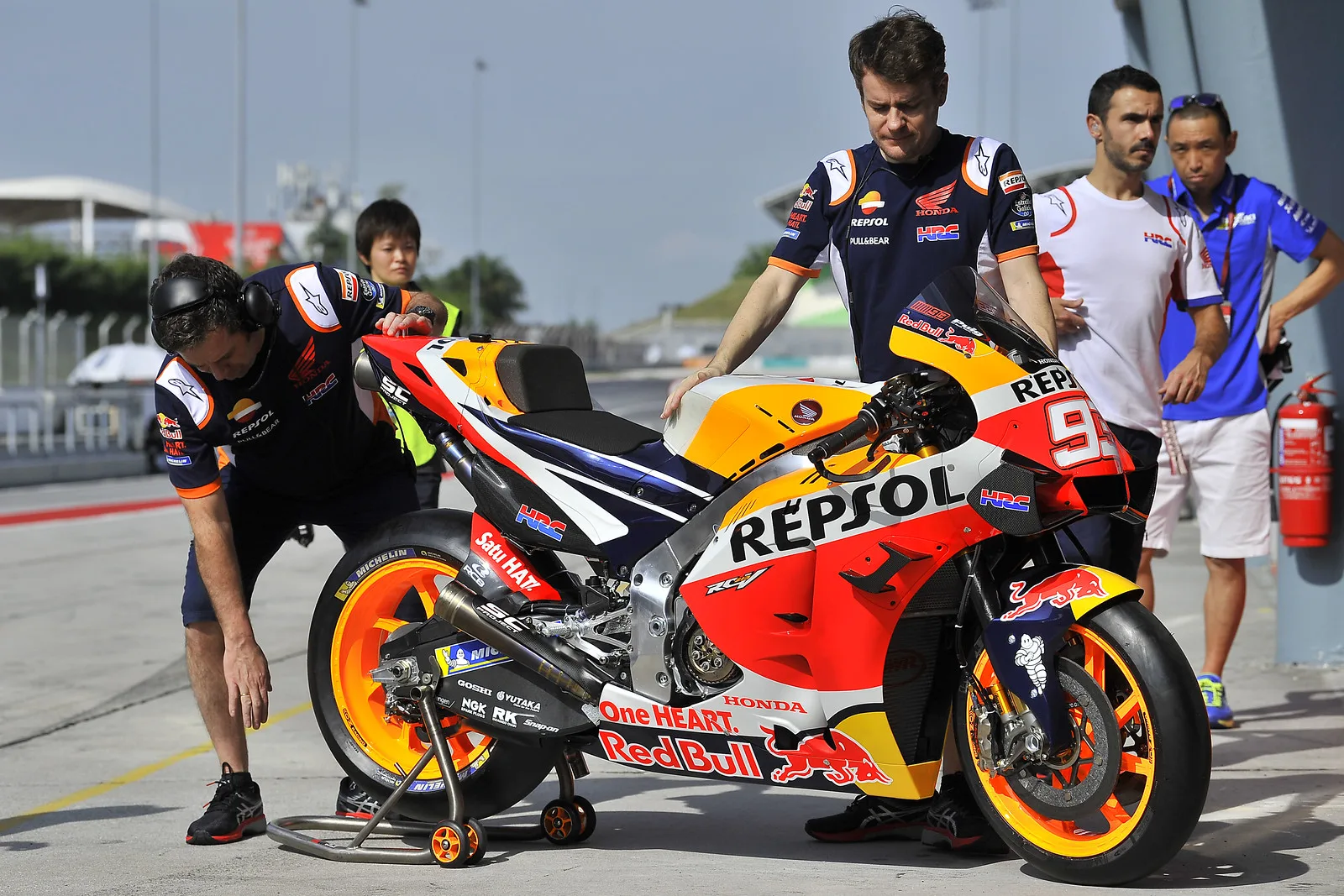 Tecnici del team Repsol con la Honda numero 93 nella corsia box a Sepang durante i test del 2020