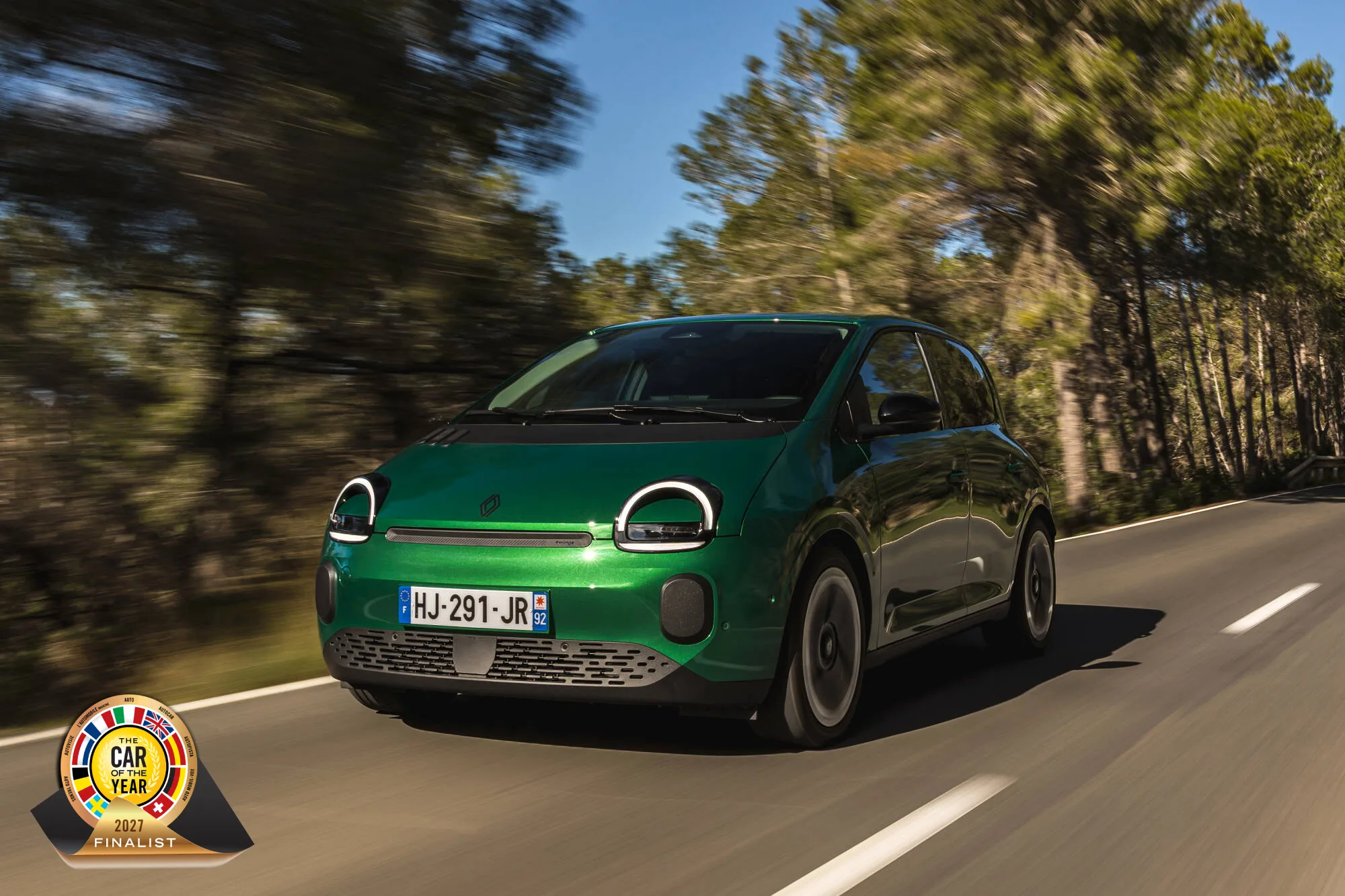 Renault Twingo verde su strada, con il marchio Car of the Year 2027 Finalist