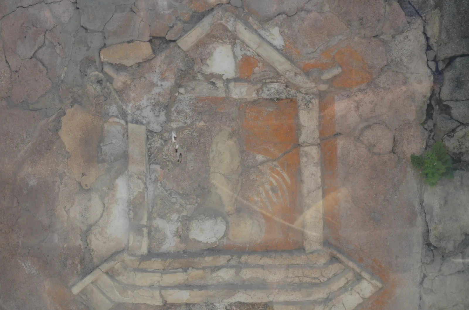 Affresco conservato su una parete a Pompei con tracce di decorazione architettonica