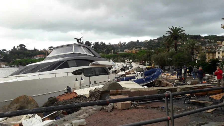 Imbarcazioni e detriti sul lungomare di Rapallo dopo la mareggiata del 29 e 30 ottobre 2018
