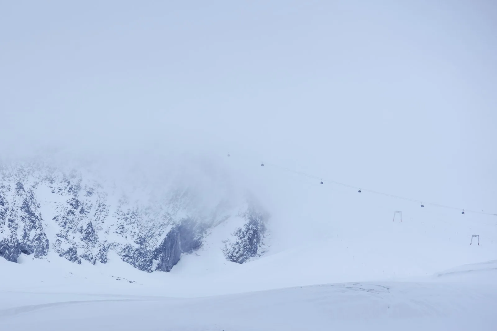 Cabine della funivia sopra il pendio innevato del Rettenbach a Sölden nel 2024.