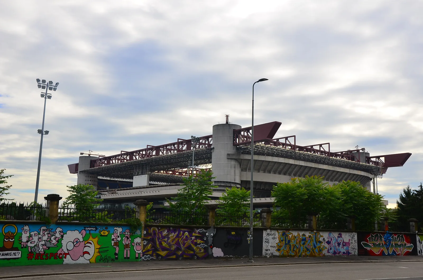 Esterno dell’attuale stadio San Siro con torri e copertura rossa, fotografato nel 2016