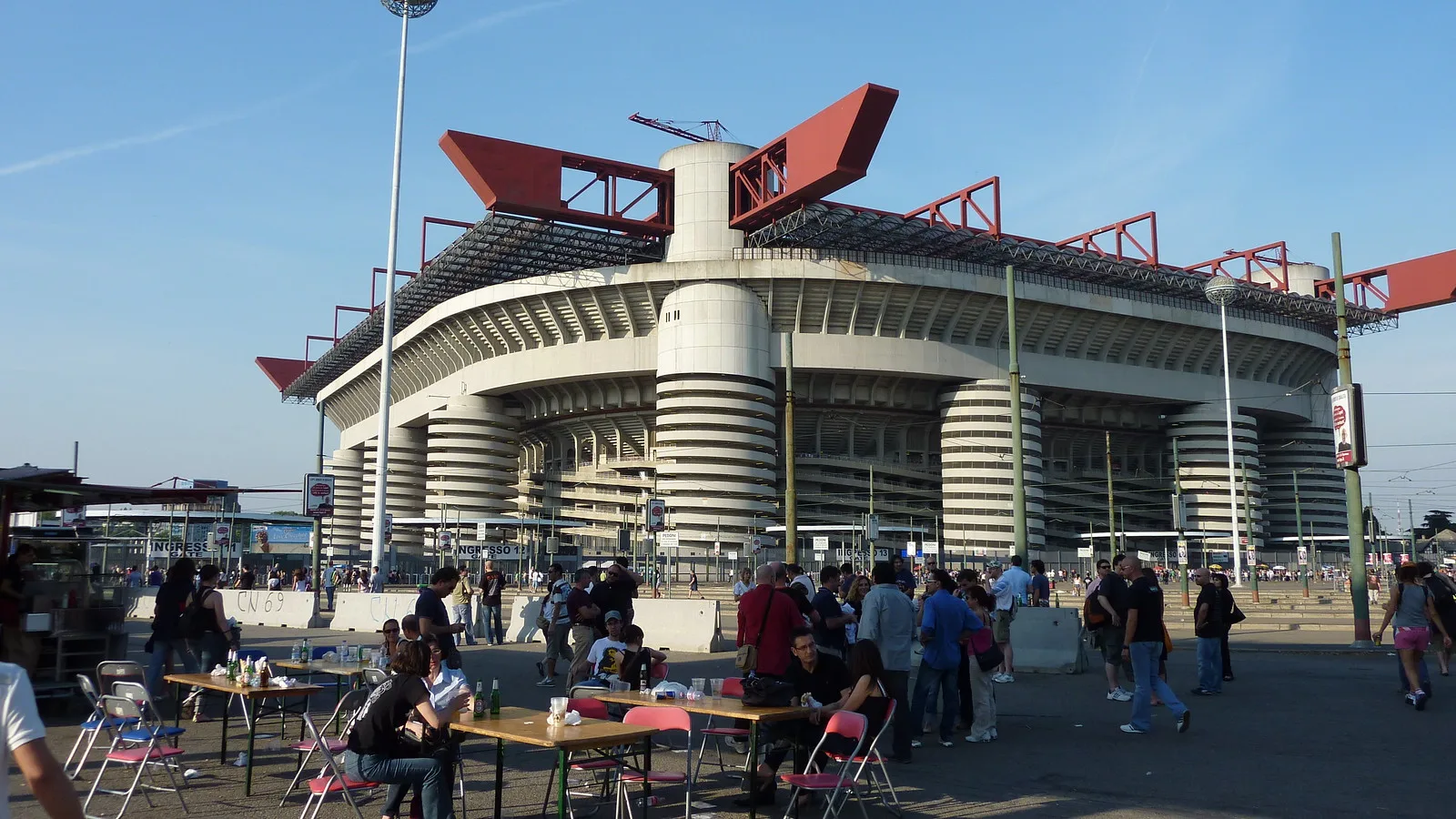 Torri e ingressi dell’attuale stadio San Siro con persone nel piazzale, nel giugno 2009