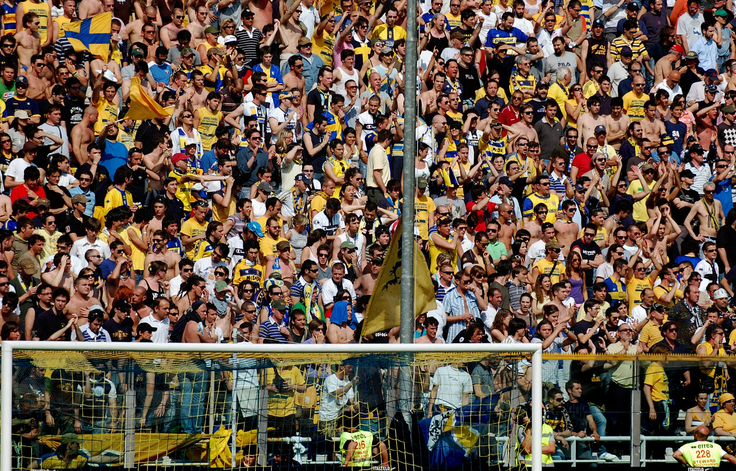 Tifosi nella Curva Nord dello stadio Ennio Tardini di Parma, fotografia del 2008