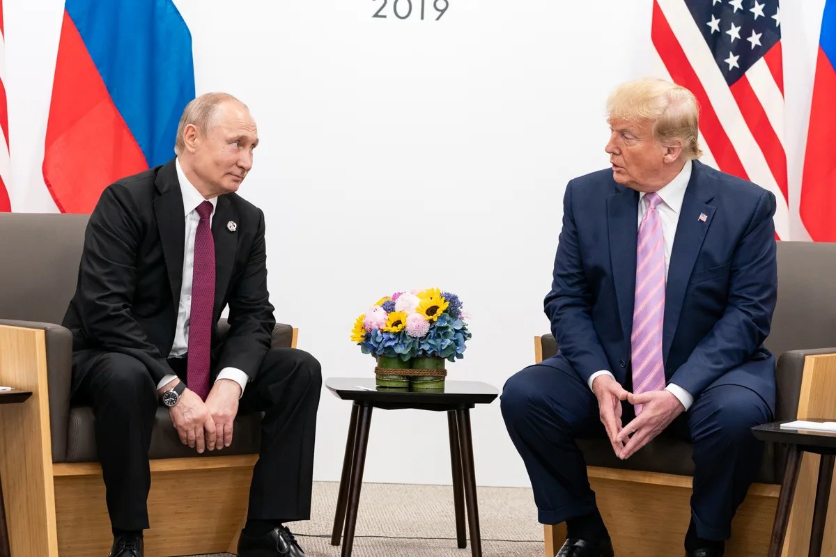 Donald Trump e Vladimir Putin durante un incontro bilaterale al G20 di Osaka