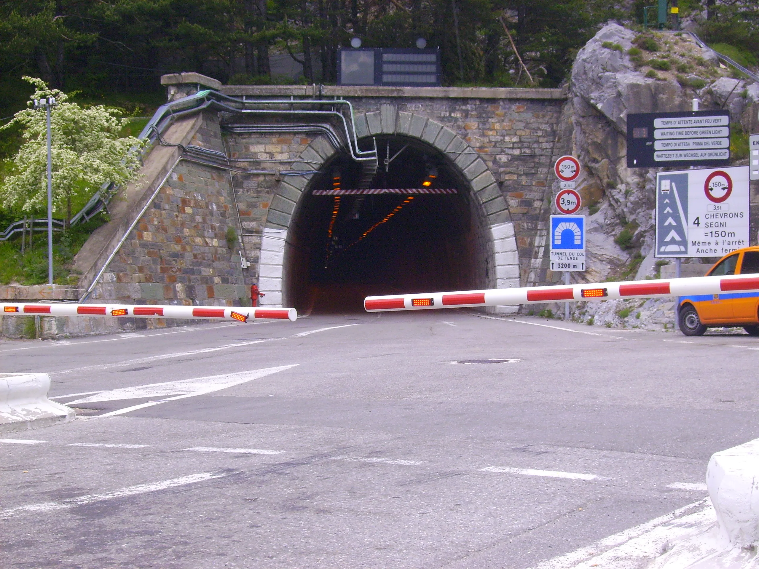 Portale del Tunnel del Colle di Tenda sul versante francese, fotografia storica