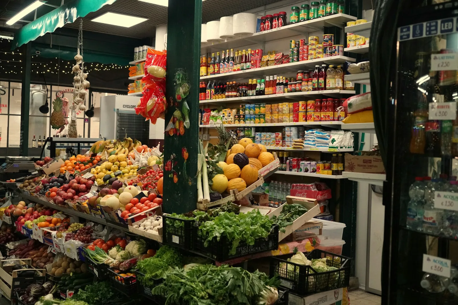 Banco di alimentari con frutta, verdura e prodotti confezionati al Mercato Centrale di Firenze