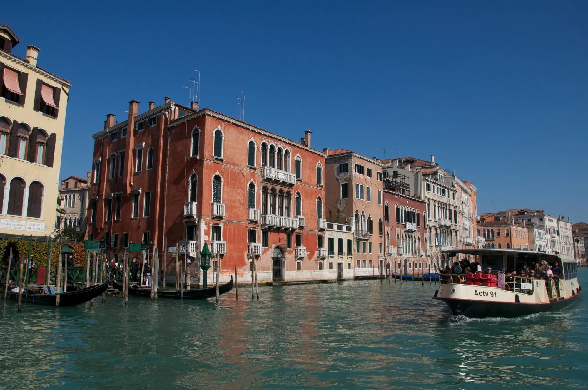 Vaporetto ACTV 91 in navigazione sul Canal Grande a Venezia nel 2011
