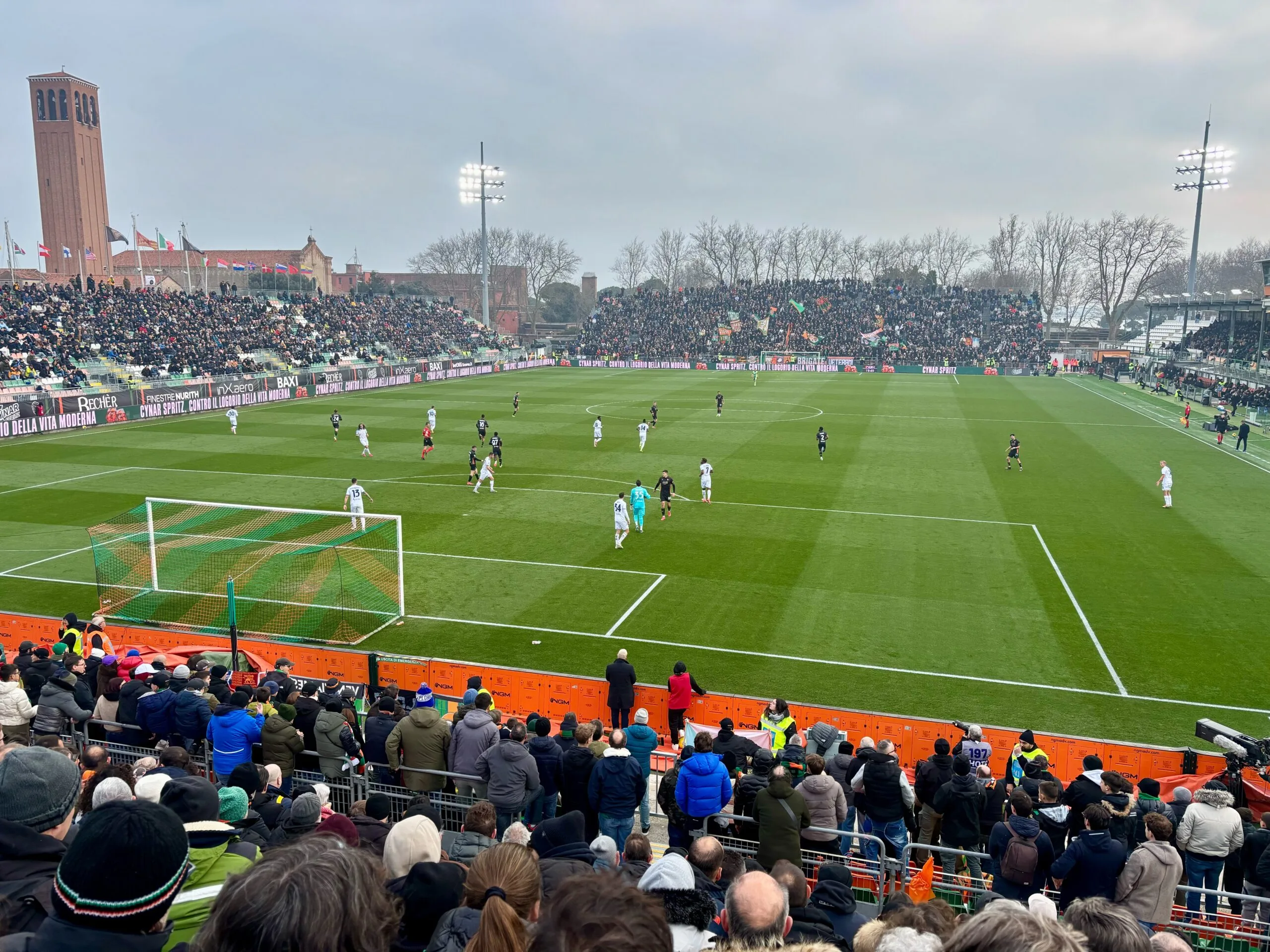 Il campo e le tribune dello stadio Pier Luigi Penzo a Venezia durante una partita
