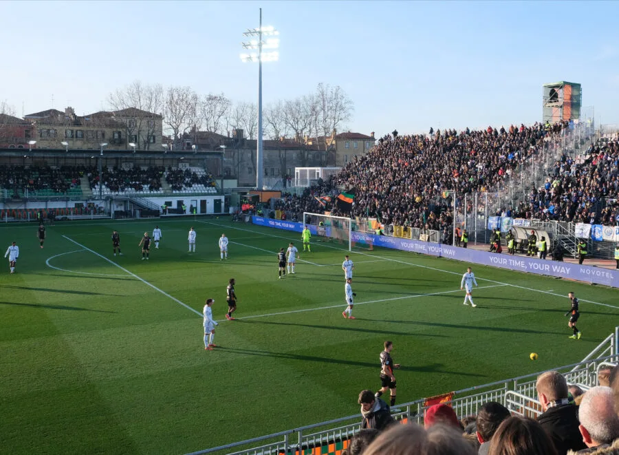 Giocatori in campo e tifosi sugli spalti dello stadio Penzo durante Venezia-Empoli del gennaio 2025