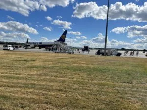 Passeggeri in imbarco su un aereo a Kaunas