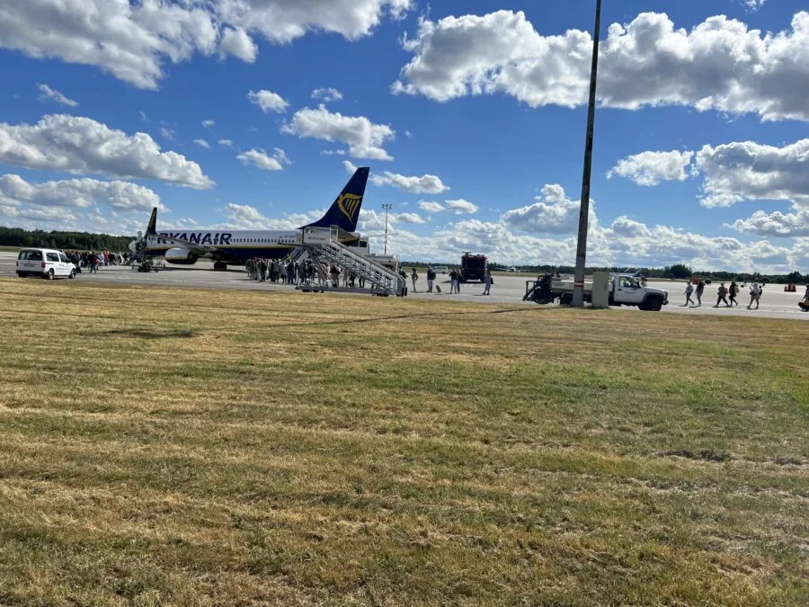 Passeggeri in fila per imbarcarsi su un aereo in aeroporto