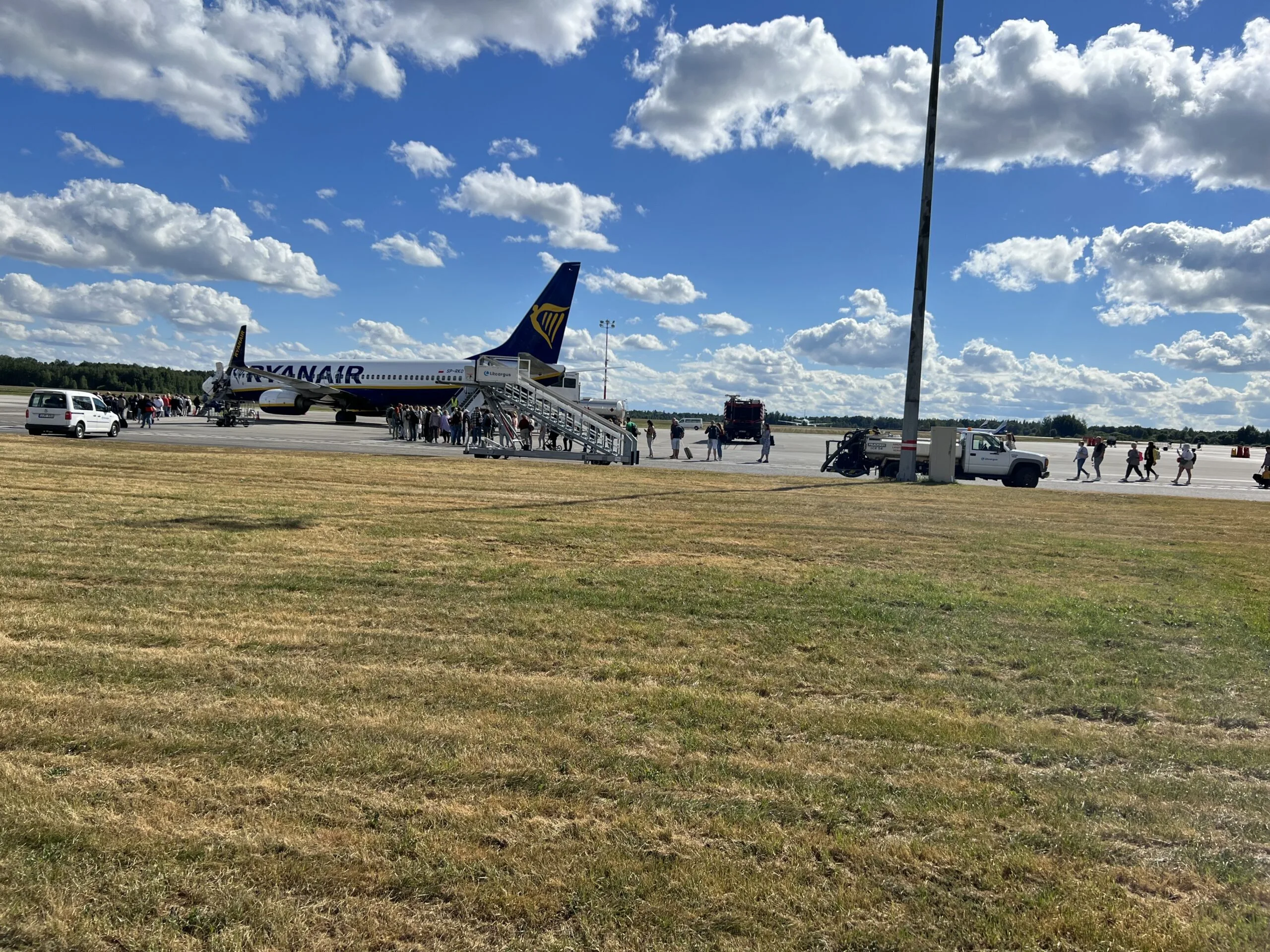 Passeggeri in fila per imbarcarsi su un aereo in aeroporto